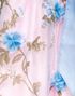 Lys Rosa Dirndl Oktoberfestkjole i Luksuskvalitet med Utformet Blomster på Forkle
